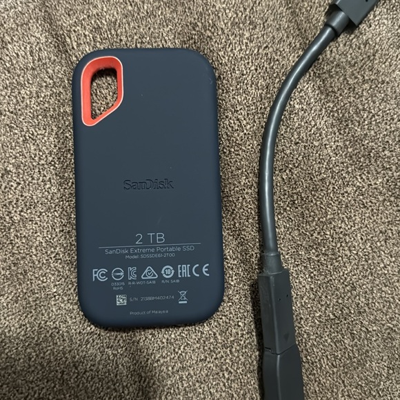 2 Terrabyte SanDisk SSD external memory card - Picture 2 of 3